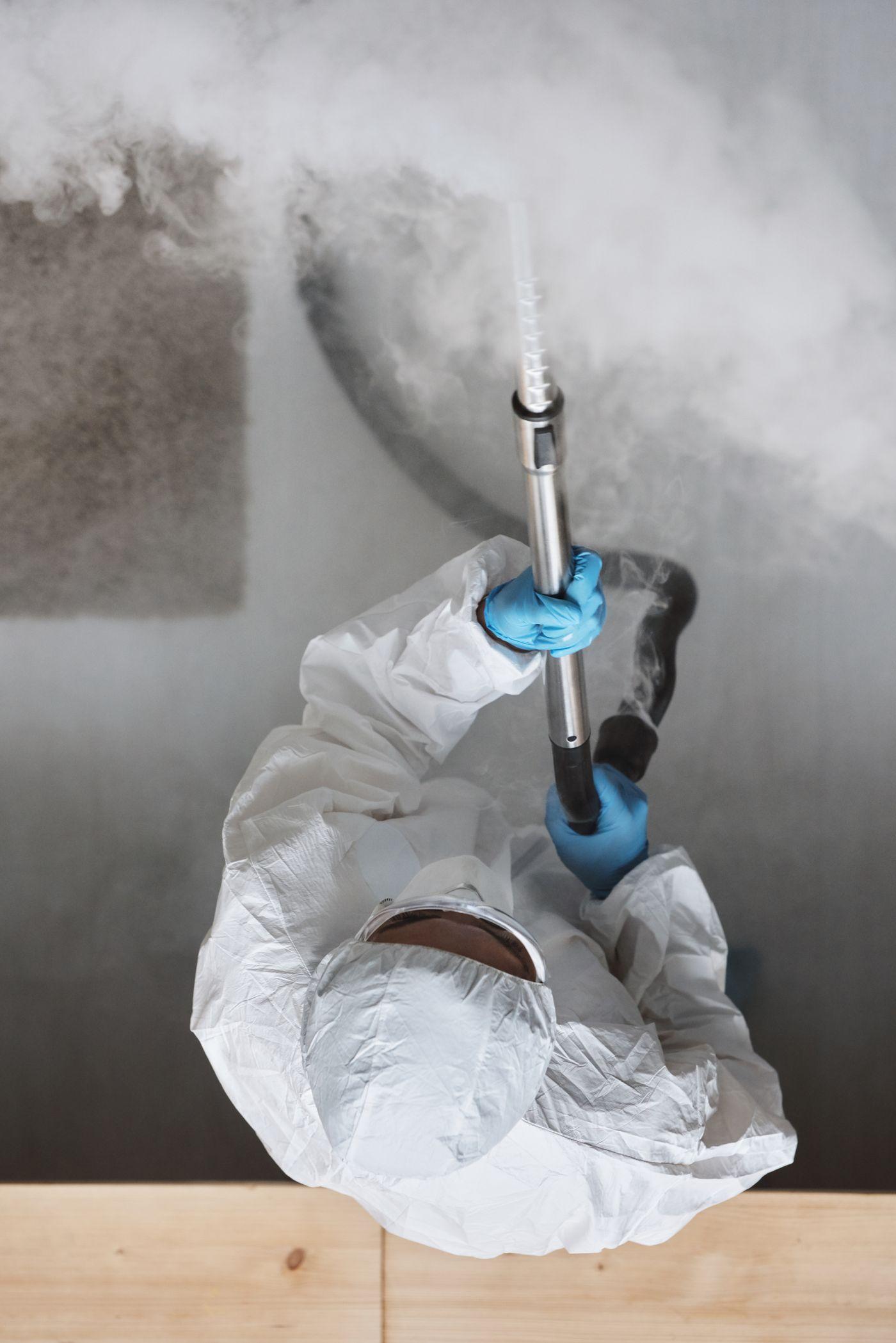 Técnico de CG Fumigaciones aplicando producto en interior